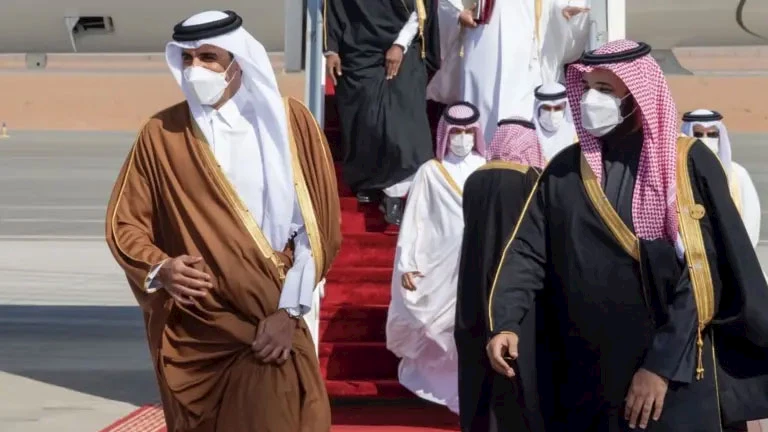 أمير قطر تميم بن حمد آل ثاني وولي العهد السعودي محمد بن سلمان خلال القمة الخليجية في السعودية بداية 2021