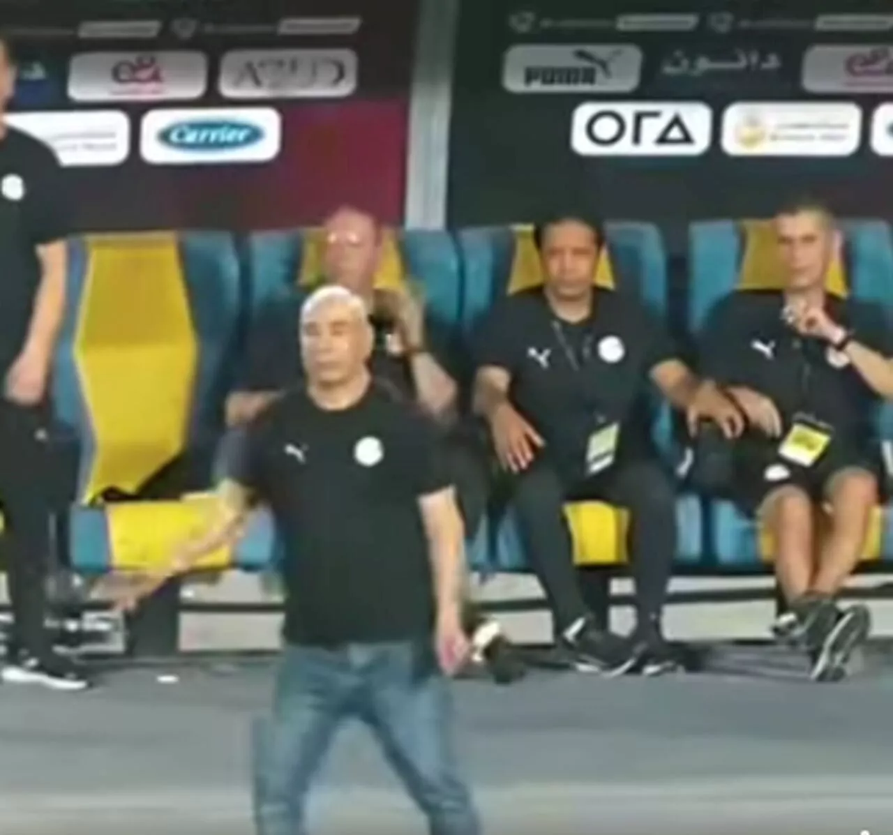 لقطة متطابقة لحسام وإبراهيم حسن في مباراة بوركينا فاسو (2)